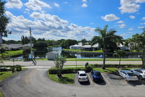 Condo in Tamarac, Florida, 2 bedrooms  № 1947901 - photo 11