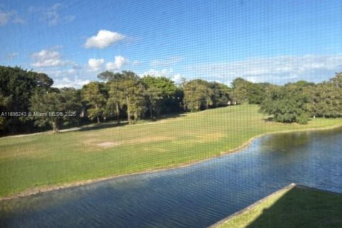 Condo in Tamarac, Florida, 2 bedrooms  № 1947901 - photo 12