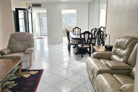 Condo in Tamarac, Florida, 2 bedrooms  № 1947901 - photo 6