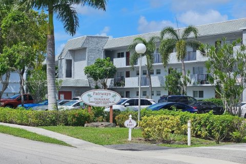Condo in Tamarac, Florida, 2 bedrooms  № 1947901 - photo 9