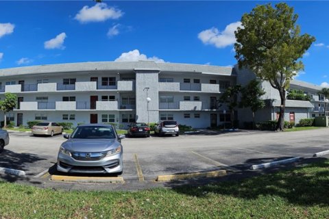 Condo in Tamarac, Florida, 2 bedrooms  № 1947901 - photo 10
