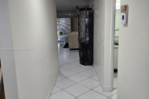 Condo in Tamarac, Florida, 2 bedrooms  № 1947901 - photo 5
