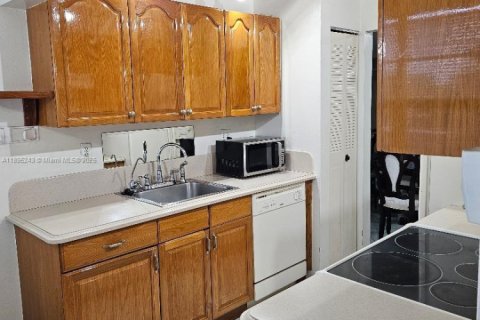 Condo in Tamarac, Florida, 2 bedrooms  № 1947901 - photo 4