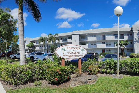 Condo in Tamarac, Florida, 2 bedrooms  № 1947901 - photo 1