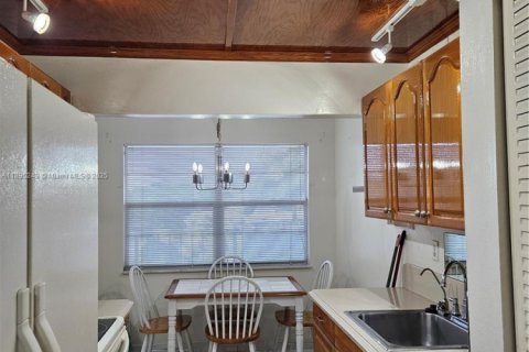 Condo in Tamarac, Florida, 2 bedrooms  № 1947901 - photo 2