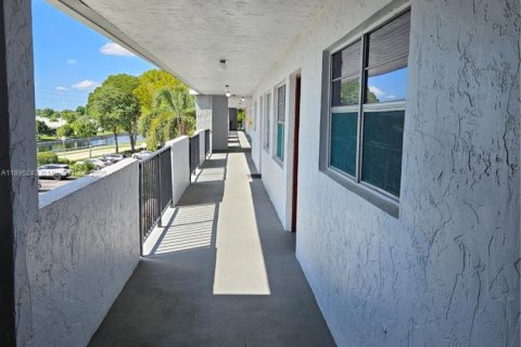 Condo in Tamarac, Florida, 2 bedrooms  № 1947901 - photo 8