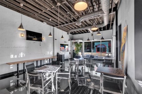 Commercial property in Miami, Florida № 1706050 - photo 4
