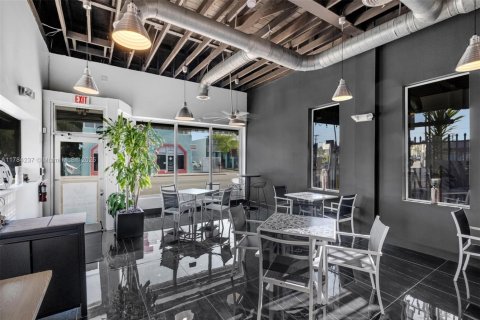 Commercial property in Miami, Florida № 1706050 - photo 6