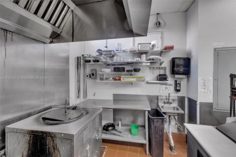 Commercial property in Miami, Florida № 1706050 - photo 21