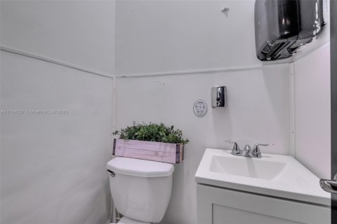 Commercial property in Miami, Florida № 1706050 - photo 15