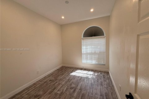 Casa en alquiler en Pembroke Pines, Florida, 4 dormitorios, 218.51 m2 № 2036135 - foto 12