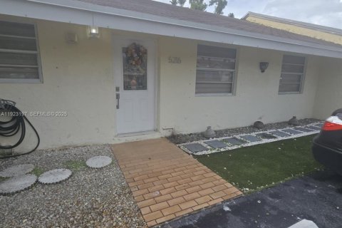 Touwnhouse à louer à Hialeah, Floride: 3 chambres, 95.69 m2 № 1976906 - photo 1