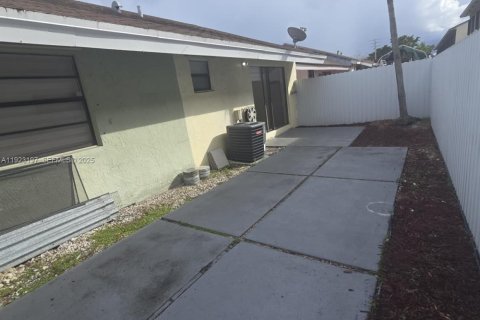 Touwnhouse à louer à Hialeah, Floride: 3 chambres, 95.69 m2 № 1976906 - photo 21