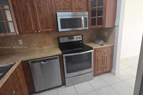 Touwnhouse à louer à Hialeah, Floride: 3 chambres, 95.69 m2 № 1976906 - photo 4