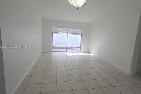 Touwnhouse à louer à Hialeah, Floride: 3 chambres, 95.69 m2 № 1976906 - photo 2