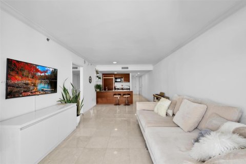 Condo in Hallandale Beach, Florida, 2 bedrooms  № 1627898 - photo 3
