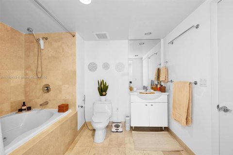 Condo in Hallandale Beach, Florida, 2 bedrooms  № 1627898 - photo 13