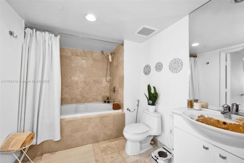Condo in Hallandale Beach, Florida, 2 bedrooms  № 1627898 - photo 14