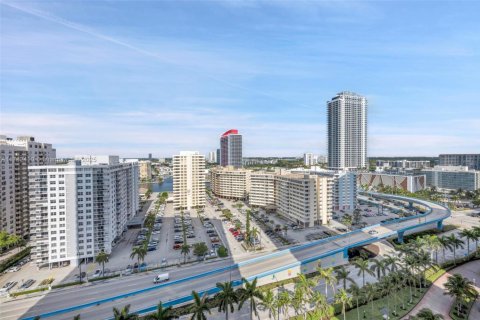 Condo in Hallandale Beach, Florida, 2 bedrooms  № 1627898 - photo 17