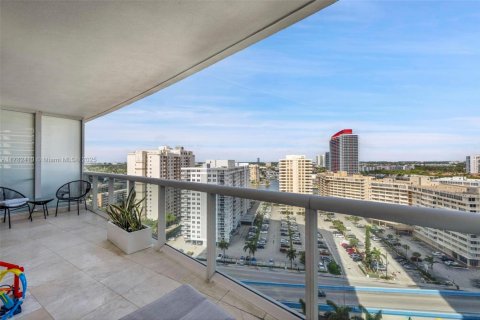 Condo in Hallandale Beach, Florida, 2 bedrooms  № 1627898 - photo 18