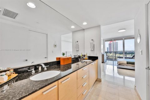 Condo in Hallandale Beach, Florida, 2 bedrooms  № 1627898 - photo 12