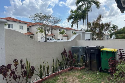 Townhouse in Lauderdale Lakes, Florida 2 bedrooms, 144.74 sq.m. № 1178623 - photo 1