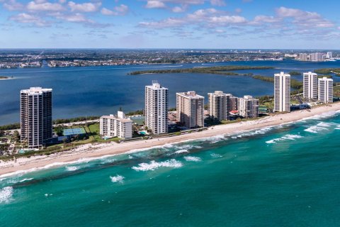 Condominio en alquiler en Riviera Beach, Florida, 2 dormitorios, 123.56 m2 № 1093540 - foto 1