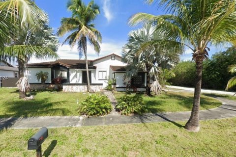 House in Cutler Bay, Florida 4 bedrooms, 206.15 sq.m. № 1605900 - photo 1