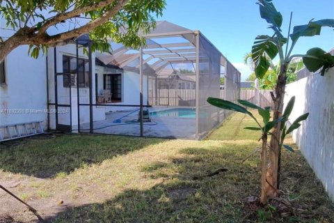 House in Cutler Bay, Florida 4 bedrooms, 206.15 sq.m. № 1605900 - photo 15