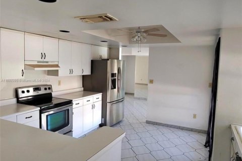 House in Cutler Bay, Florida 4 bedrooms, 206.15 sq.m. № 1605900 - photo 11