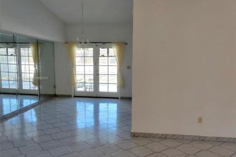 House in Cutler Bay, Florida 4 bedrooms, 206.15 sq.m. № 1605900 - photo 5