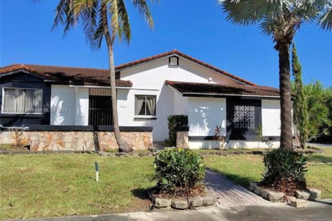 House in Cutler Bay, Florida 4 bedrooms, 206.15 sq.m. № 1605900 - photo 4