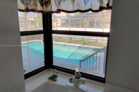 House in Cutler Bay, Florida 4 bedrooms, 206.15 sq.m. № 1605900 - photo 7