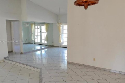 House in Cutler Bay, Florida 4 bedrooms, 206.15 sq.m. № 1605900 - photo 10
