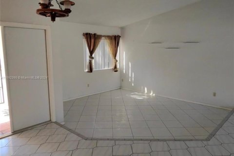 House in Cutler Bay, Florida 4 bedrooms, 206.15 sq.m. № 1605900 - photo 12