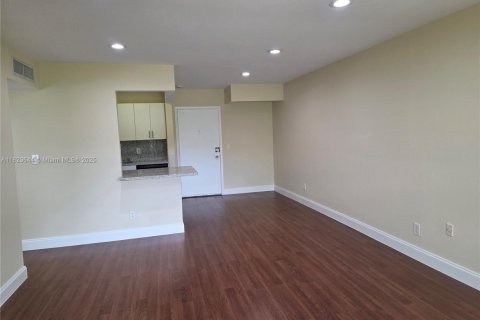 Снять в аренду кондоминиум в Майами, Флорида 1 спальня, 65.68м2, № 1800799 - фото 3