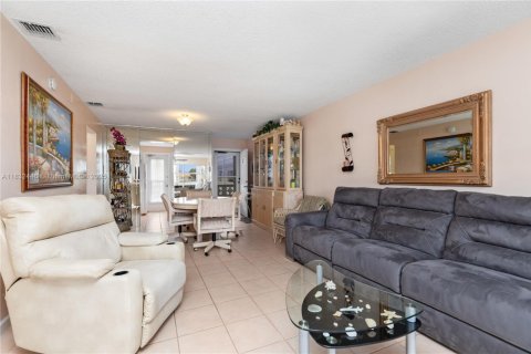 Copropriété à vendre à Hallandale Beach, Floride: 2 chambres, 92.9 m2 № 1814718 - photo 11