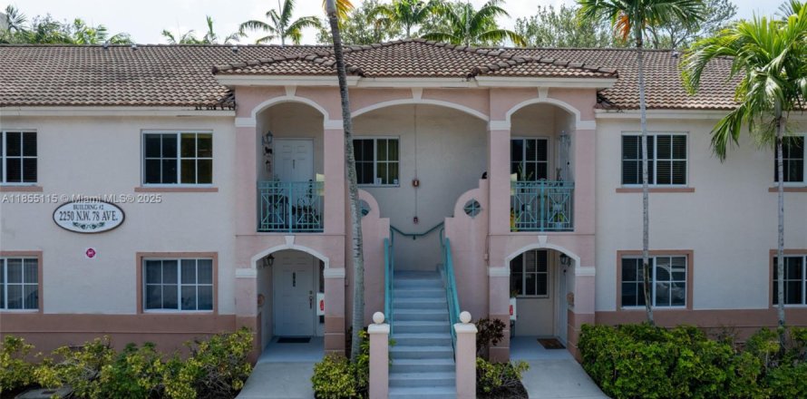 Кондоминиум с 2 спальнями в Пемброк-Пайнс, Флорида № 1962933