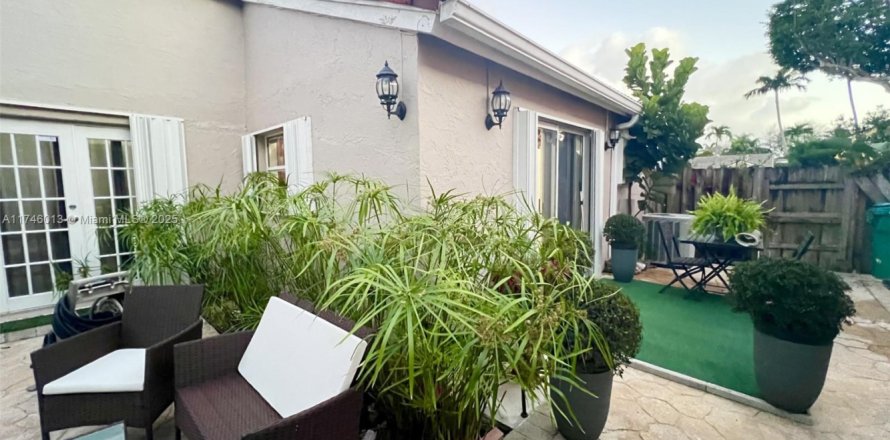 Villa ou maison à Miami, Floride 2 chambres, 107.21 m2 № 1985453