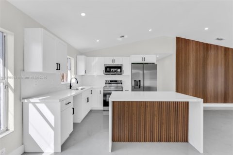 House in Miami, Florida 4 bedrooms, 123.19 sq.m. № 1949933 - photo 6