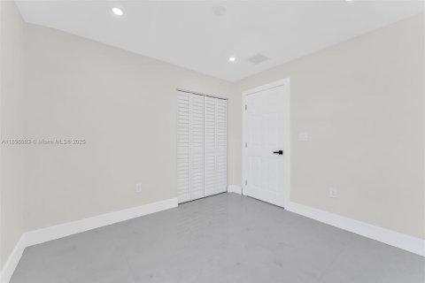 House in Miami, Florida 4 bedrooms, 123.19 sq.m. № 1949933 - photo 19