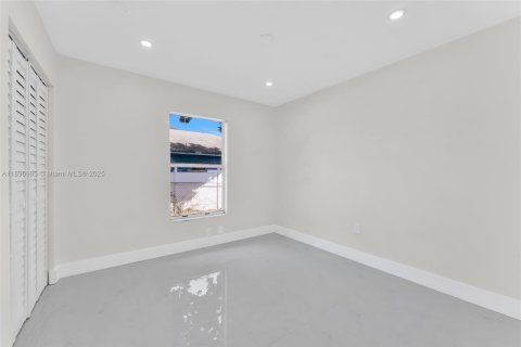 House in Miami, Florida 4 bedrooms, 123.19 sq.m. № 1949933 - photo 13