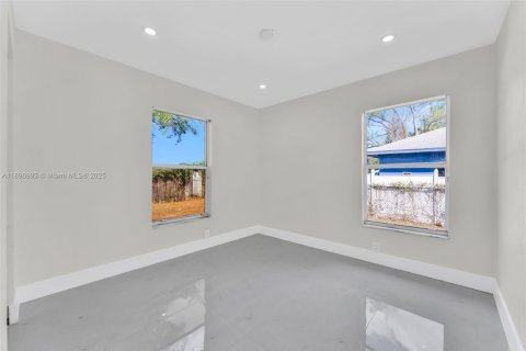 House in Miami, Florida 4 bedrooms, 123.19 sq.m. № 1949933 - photo 21