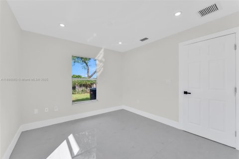 House in Miami, Florida 4 bedrooms, 123.19 sq.m. № 1949933 - photo 29