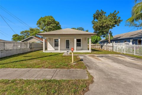 House in Miami, Florida 4 bedrooms, 123.19 sq.m. № 1949933 - photo 2