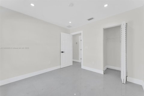 House in Miami, Florida 4 bedrooms, 123.19 sq.m. № 1949933 - photo 23