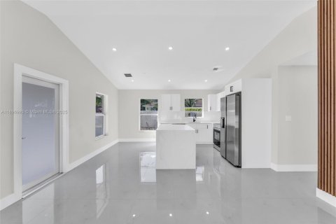 House in Miami, Florida 4 bedrooms, 123.19 sq.m. № 1949933 - photo 8