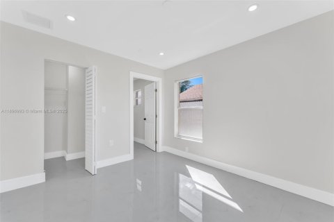 House in Miami, Florida 4 bedrooms, 123.19 sq.m. № 1949933 - photo 26
