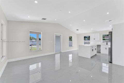 House in Miami, Florida 4 bedrooms, 123.19 sq.m. № 1949933 - photo 11