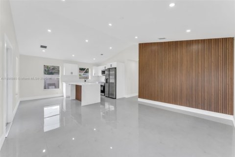 House in Miami, Florida 4 bedrooms, 123.19 sq.m. № 1949933 - photo 4